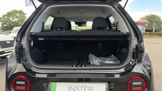 Hyundai INSTER 85kW 02 49kWh 5dr Auto Electric Hatchback - Image 4